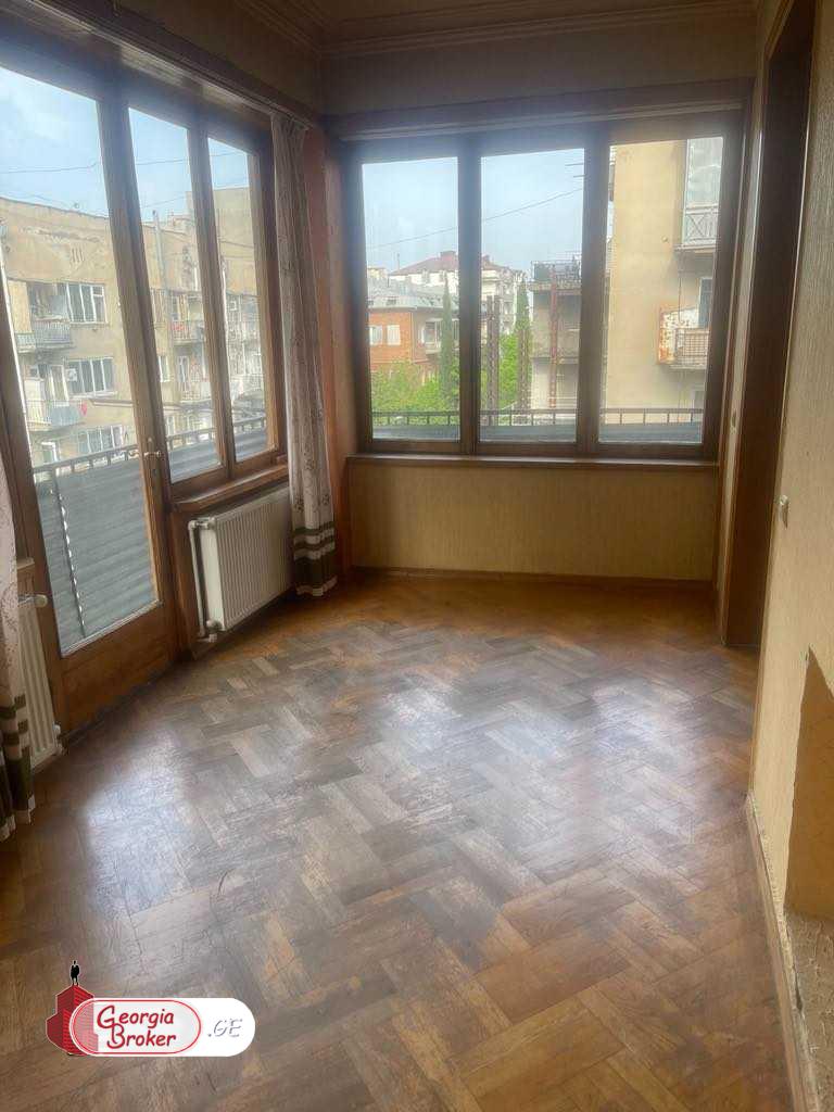 продается квартира со старым ремонтом 4-комнаты