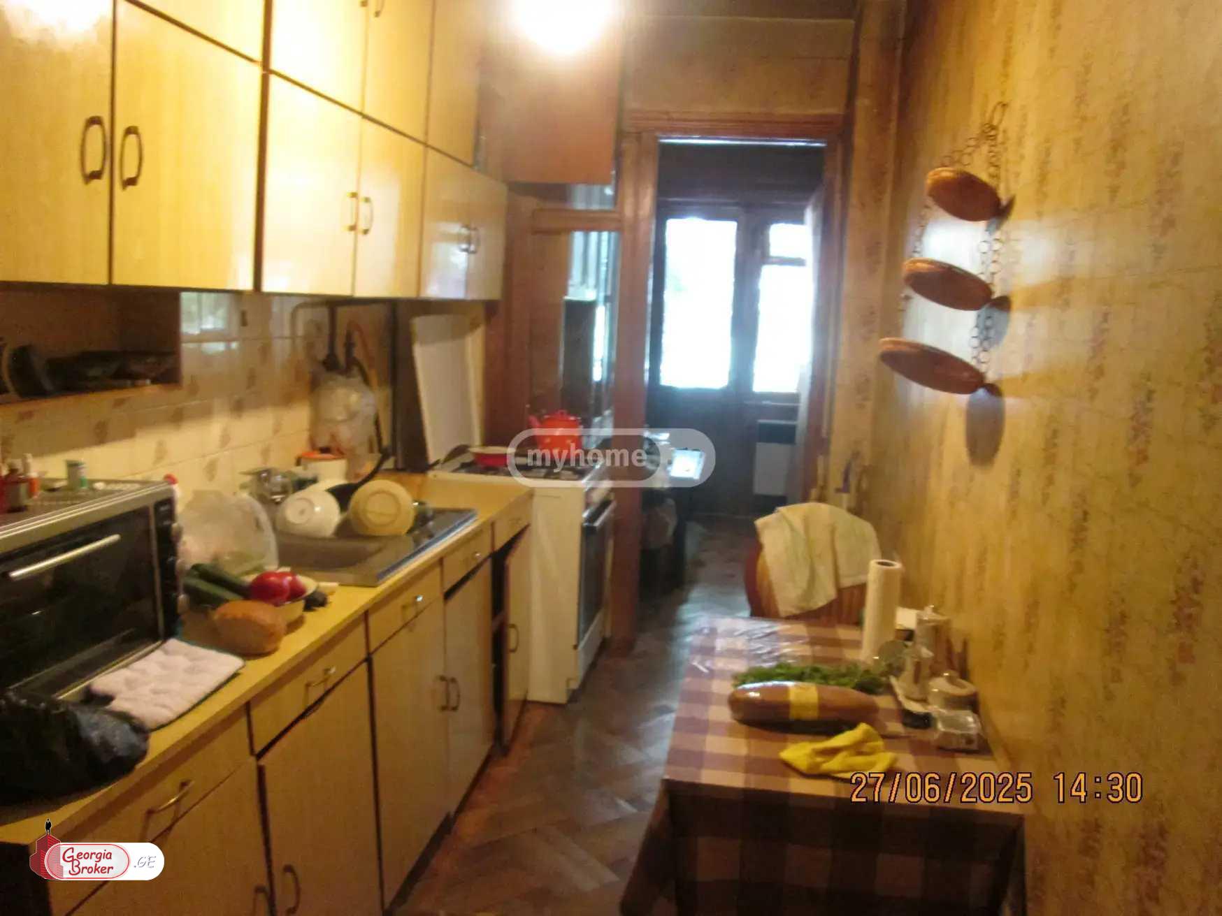 იყიდება ძველი გარემონტებული 3 ოთახიანი ბინა