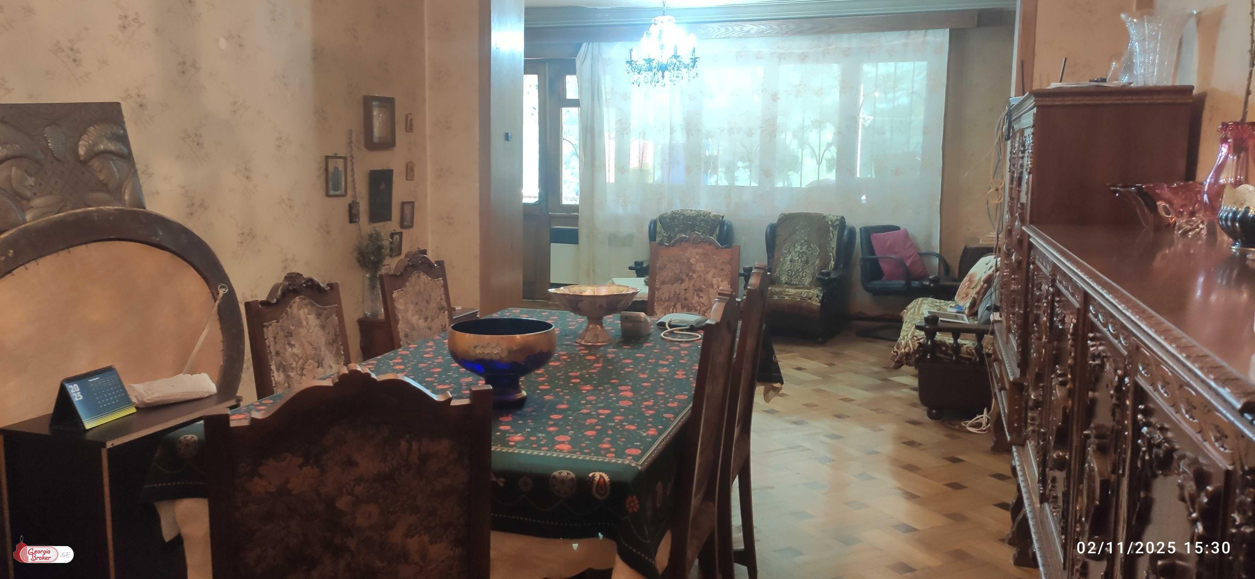 იყიდება ძველი გარემონტებული 3 ოთახიანი ბინა