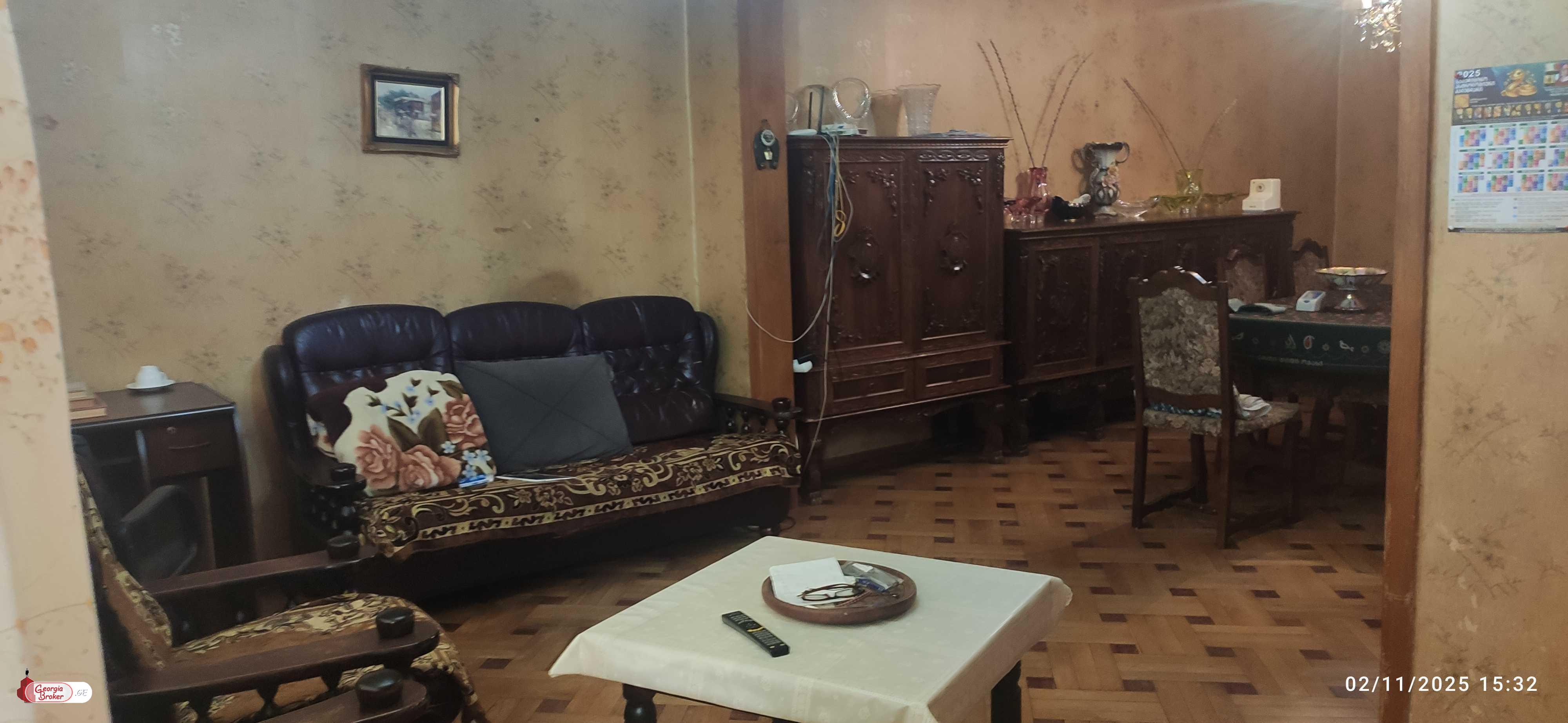 იყიდება ძველი გარემონტებული 3 ოთახიანი ბინა