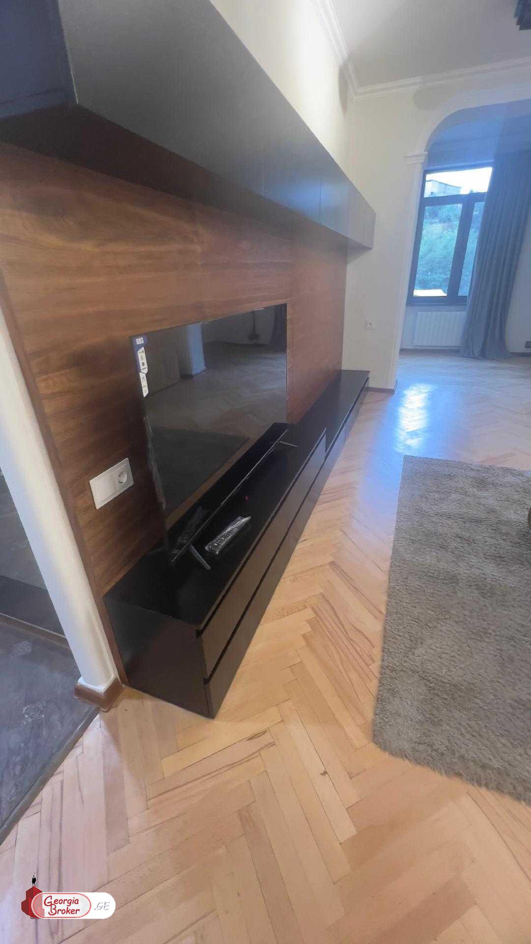 продается квартира с новым ремонтом 4-комнаты