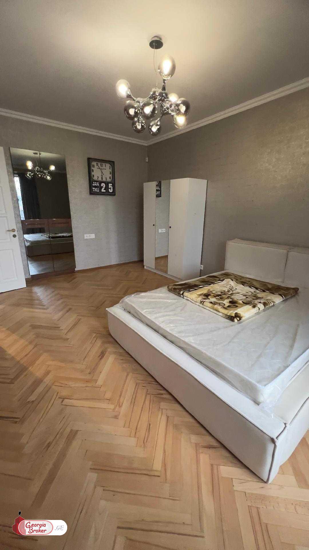 продается квартира с новым ремонтом 4-комнаты