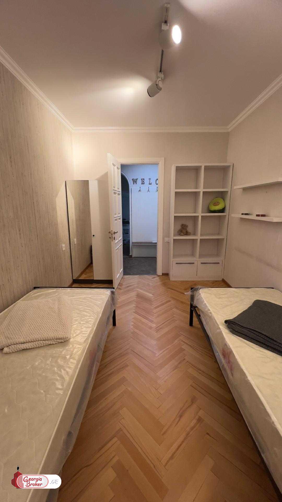 продается квартира с новым ремонтом 4-комнаты