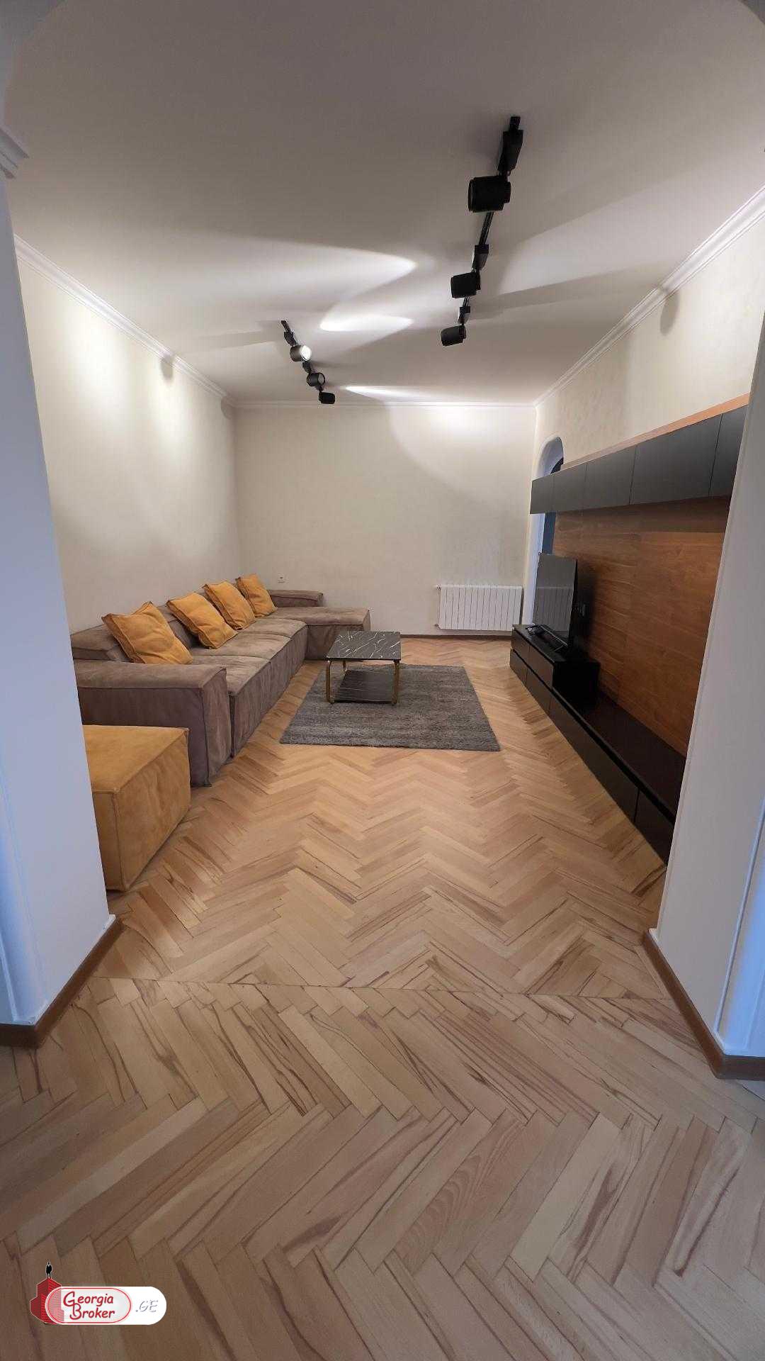 продается квартира с новым ремонтом 4-комнаты