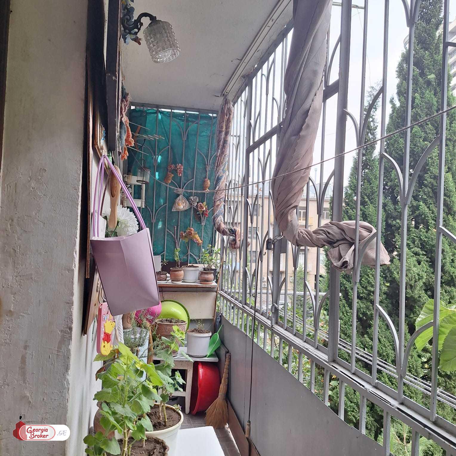 იყიდება ძველი გარემონტებული 3 ოთახიანი ბინა