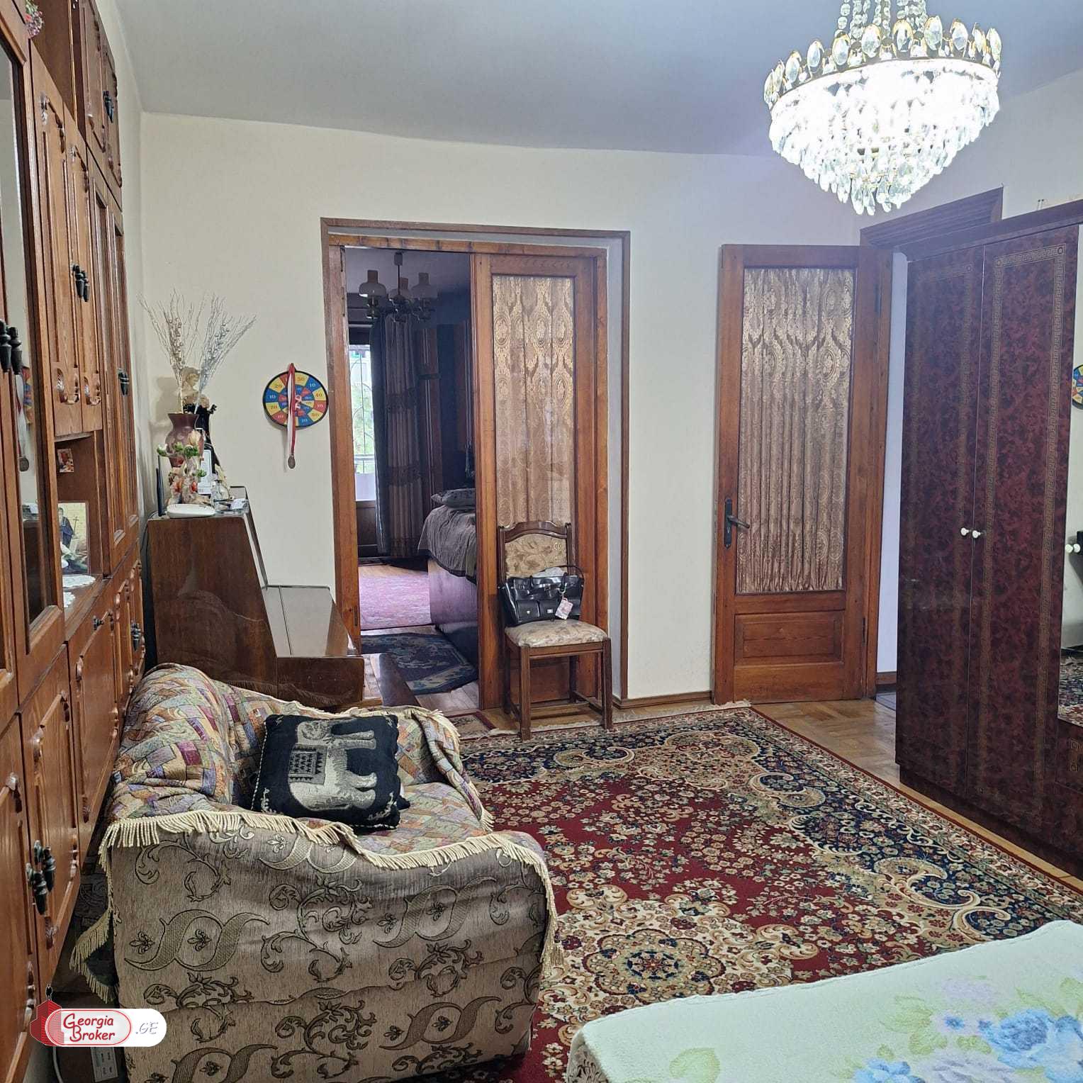 იყიდება ძველი გარემონტებული 3 ოთახიანი ბინა