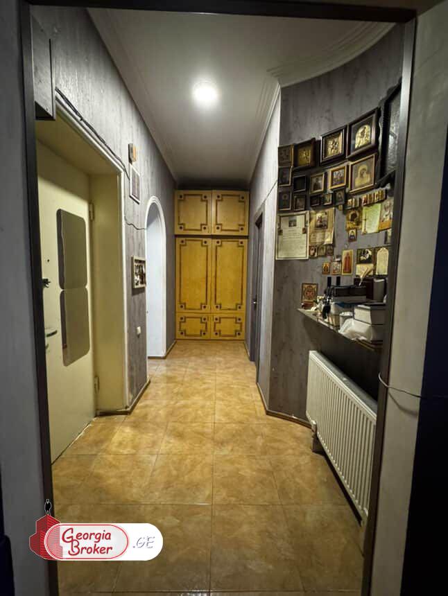 იყიდება ძველი გარემონტებული 4 ოთახიანი ბინა