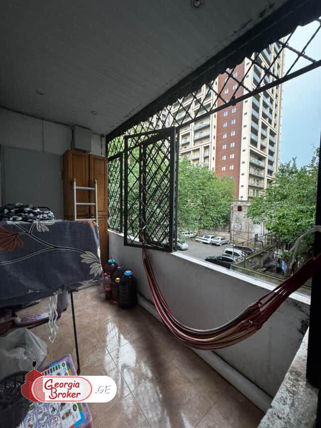 იყიდება ძველი გარემონტებული 4 ოთახიანი ბინა