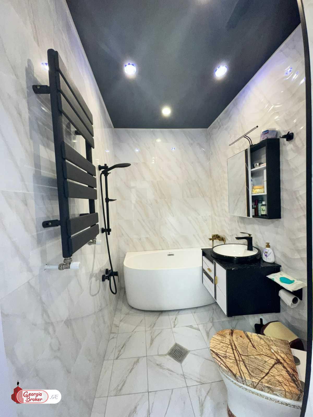 продается квартира с новым ремонтом 3-комнаты