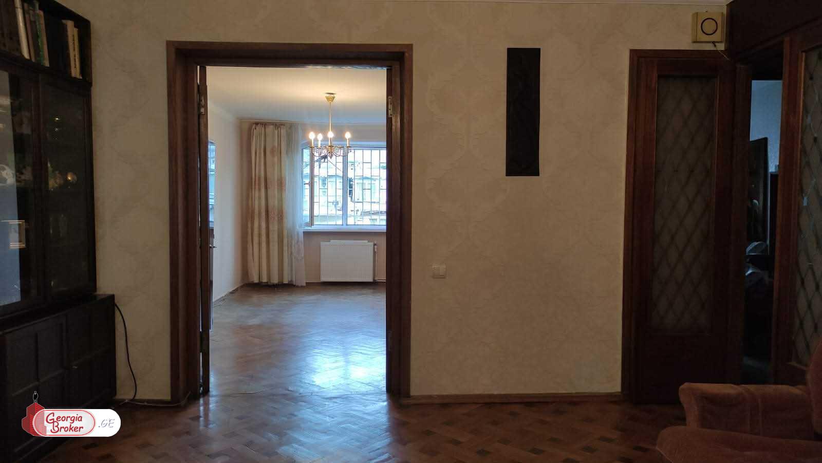 იყიდება ძველი გარემონტებული 4 ოთახიანი ბინა