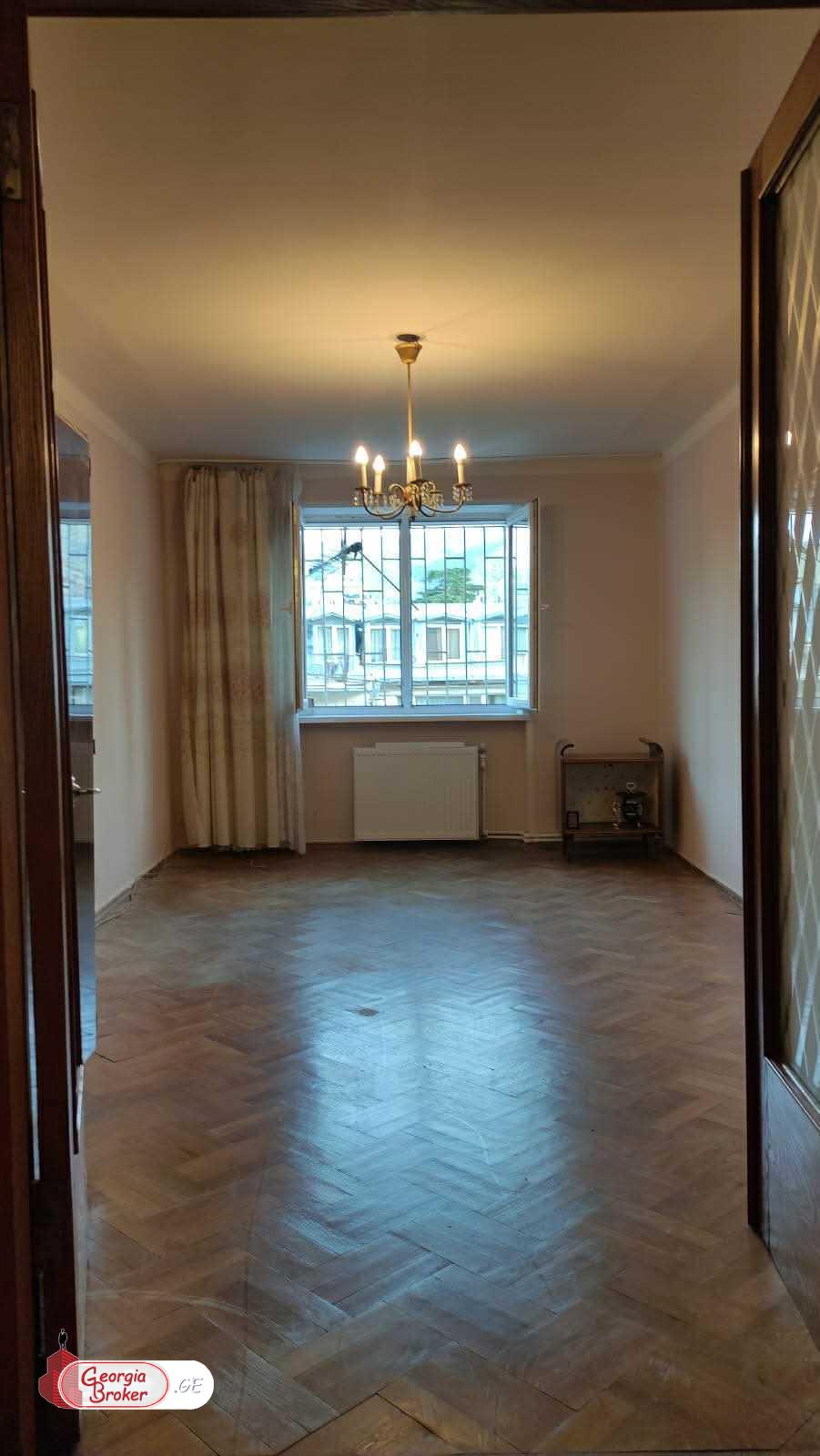 იყიდება ძველი გარემონტებული 4 ოთახიანი ბინა