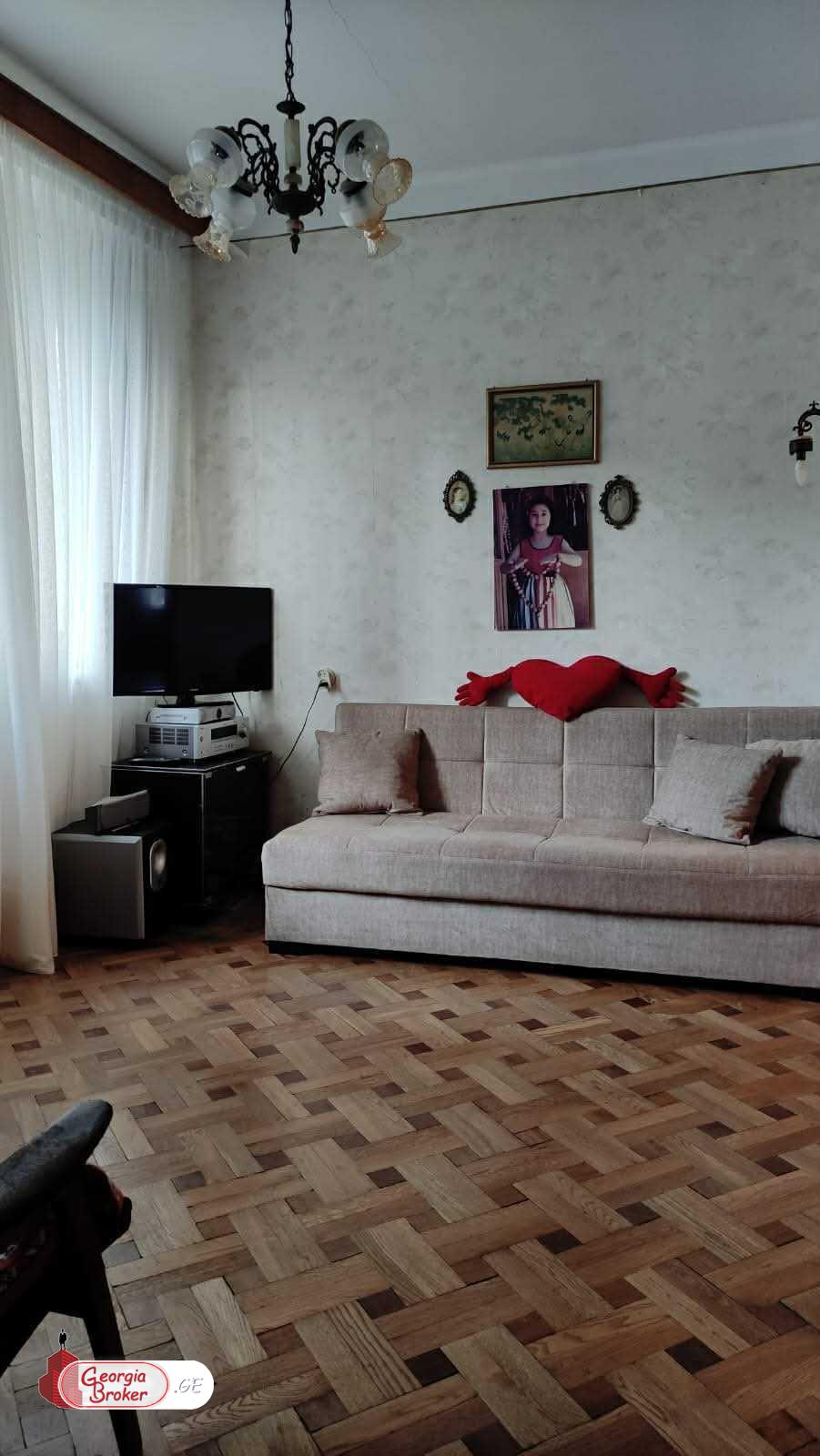 იყიდება ძველი გარემონტებული 4 ოთახიანი ბინა