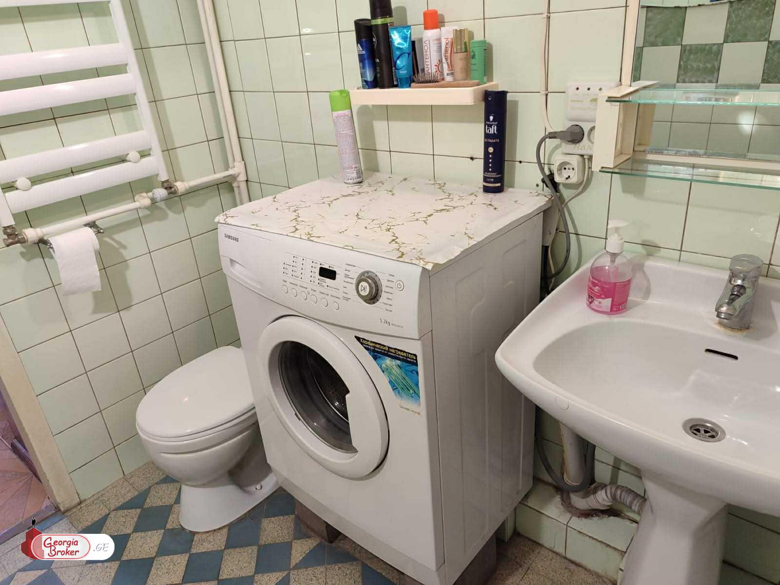 იყიდება ძველი გარემონტებული 4 ოთახიანი ბინა