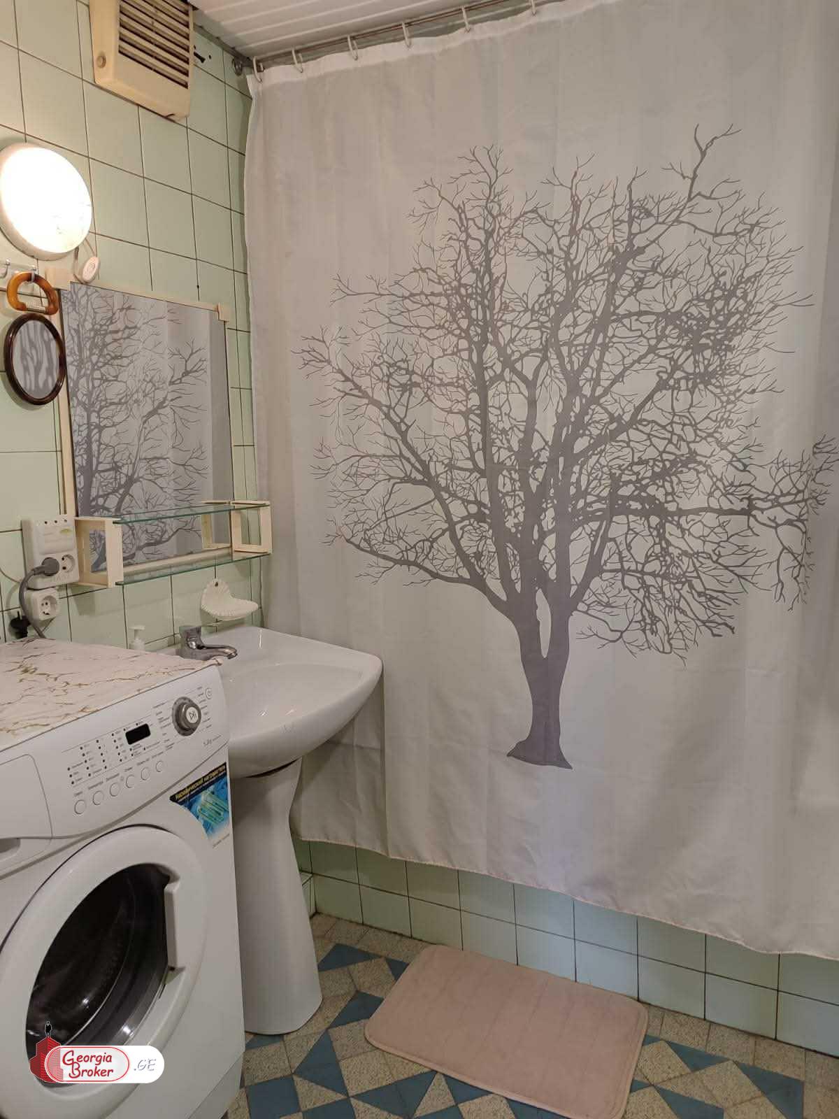 იყიდება ძველი გარემონტებული 4 ოთახიანი ბინა