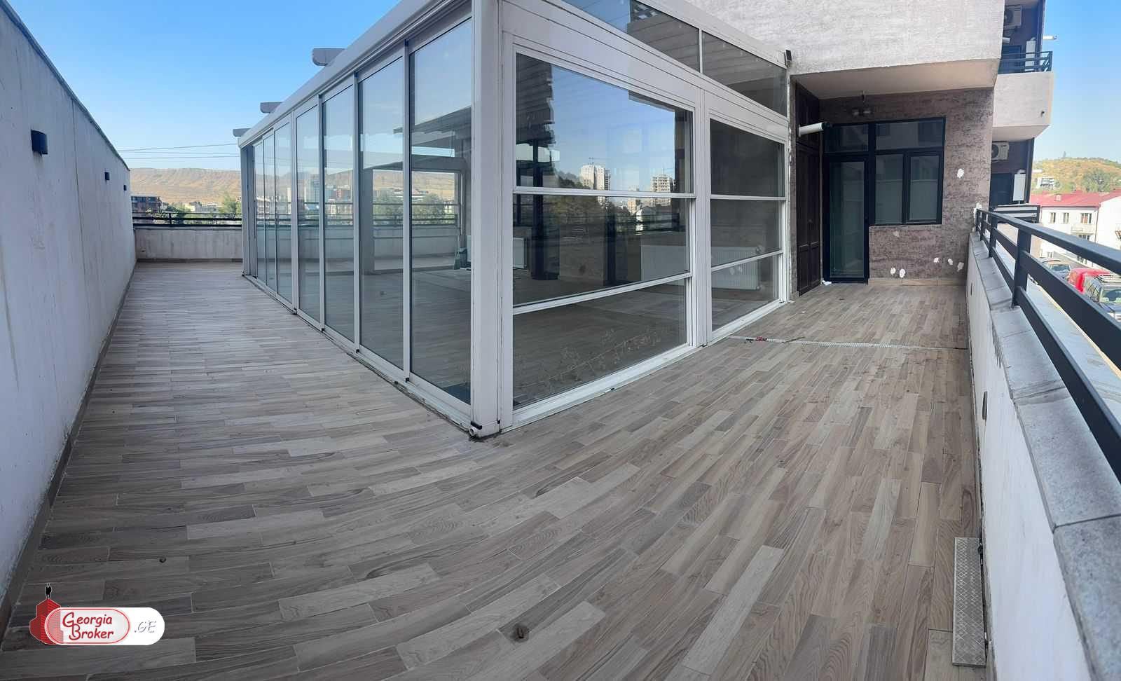 продается квартира с новым ремонтом 3-комнаты