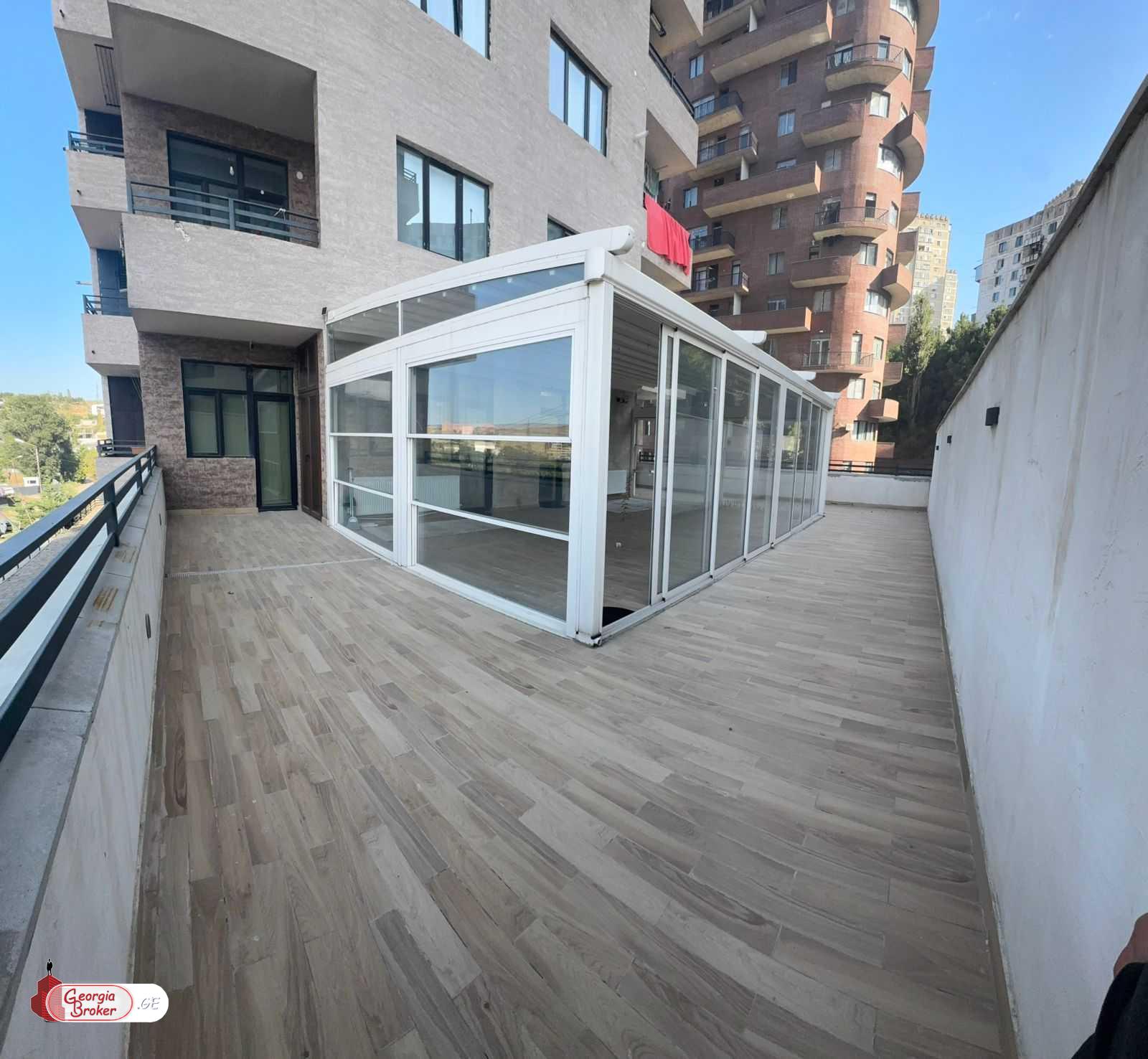 продается квартира с новым ремонтом 3-комнаты