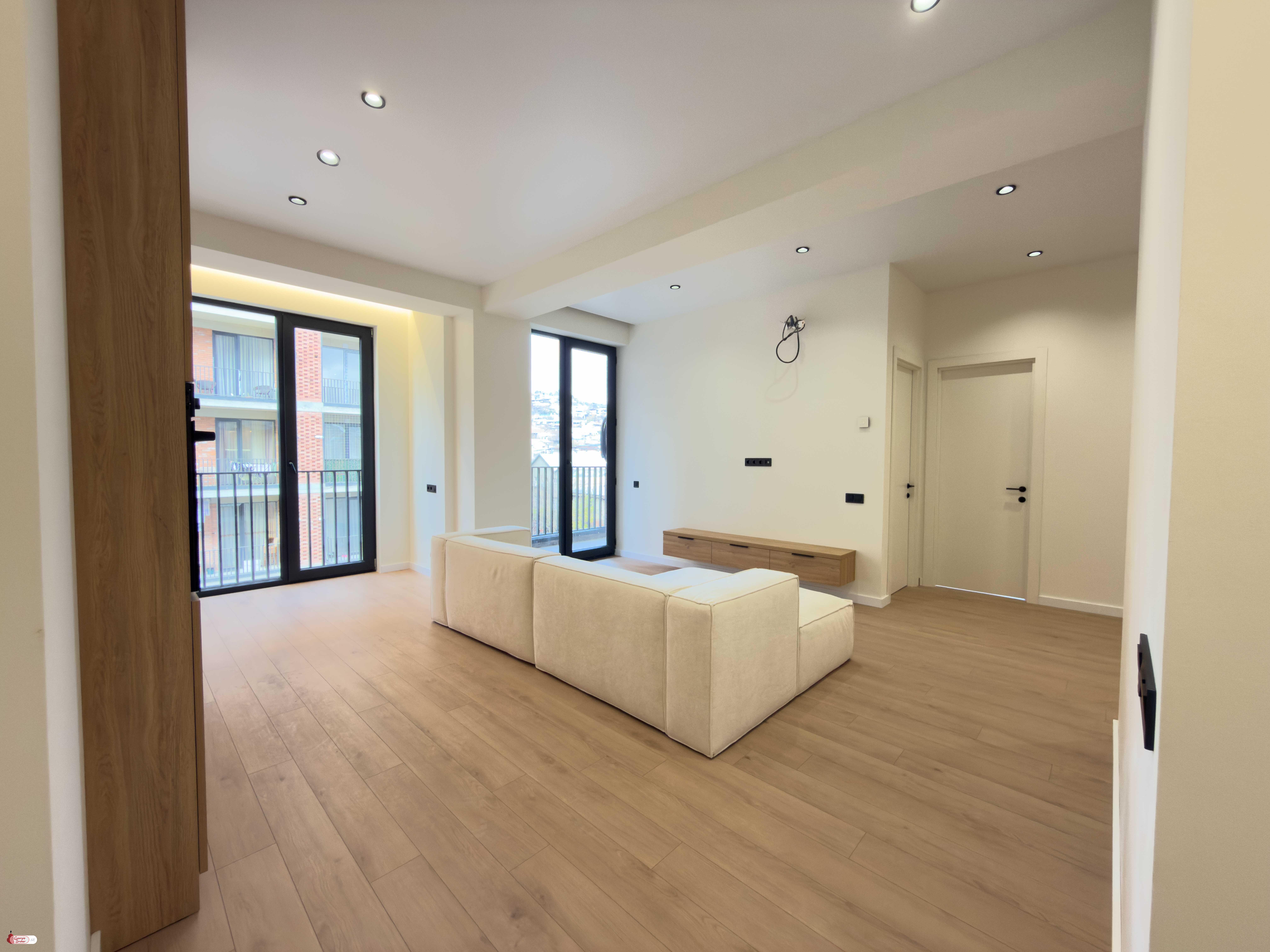 იყიდება ახალი გარემონტებული 4 ოთახიანი ბინა