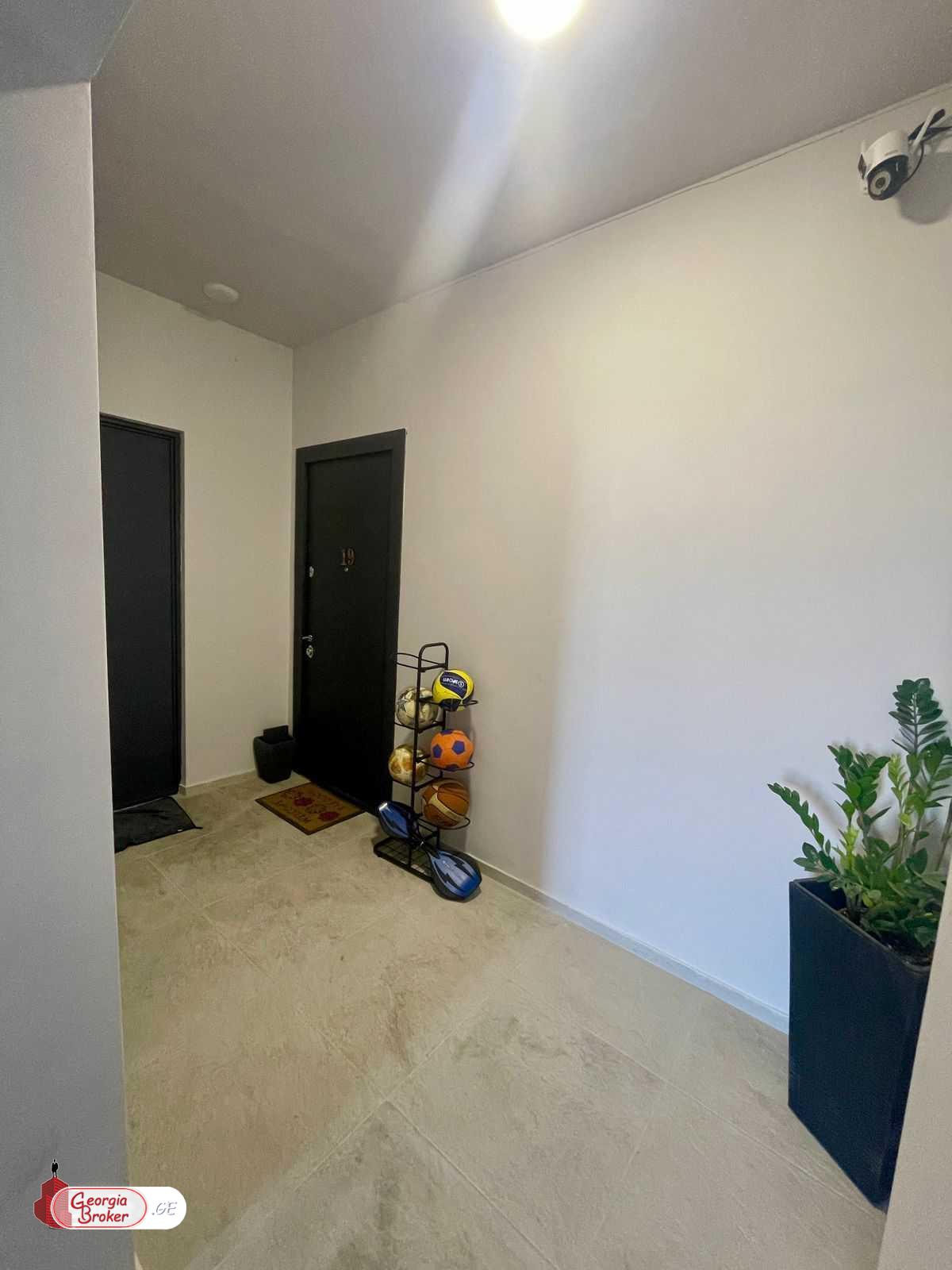 продается квартира с новым ремонтом 4-комнаты