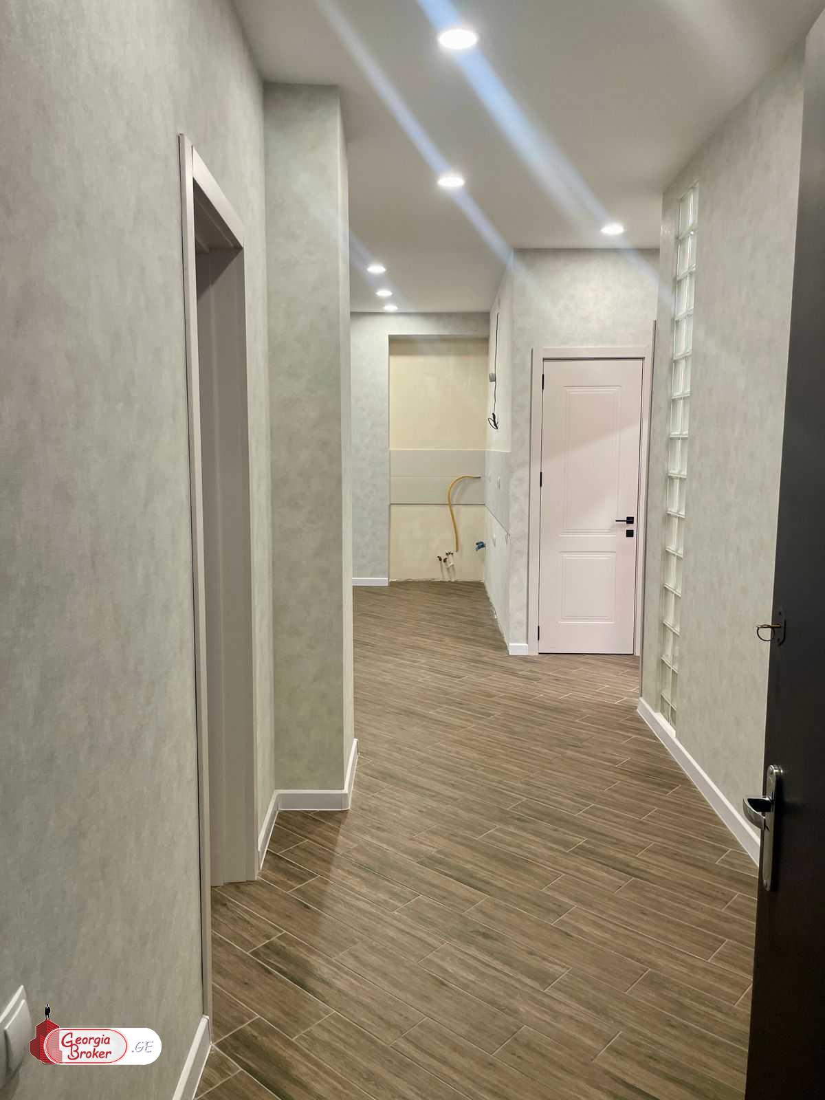 продается квартира с новым ремонтом 4-комнаты