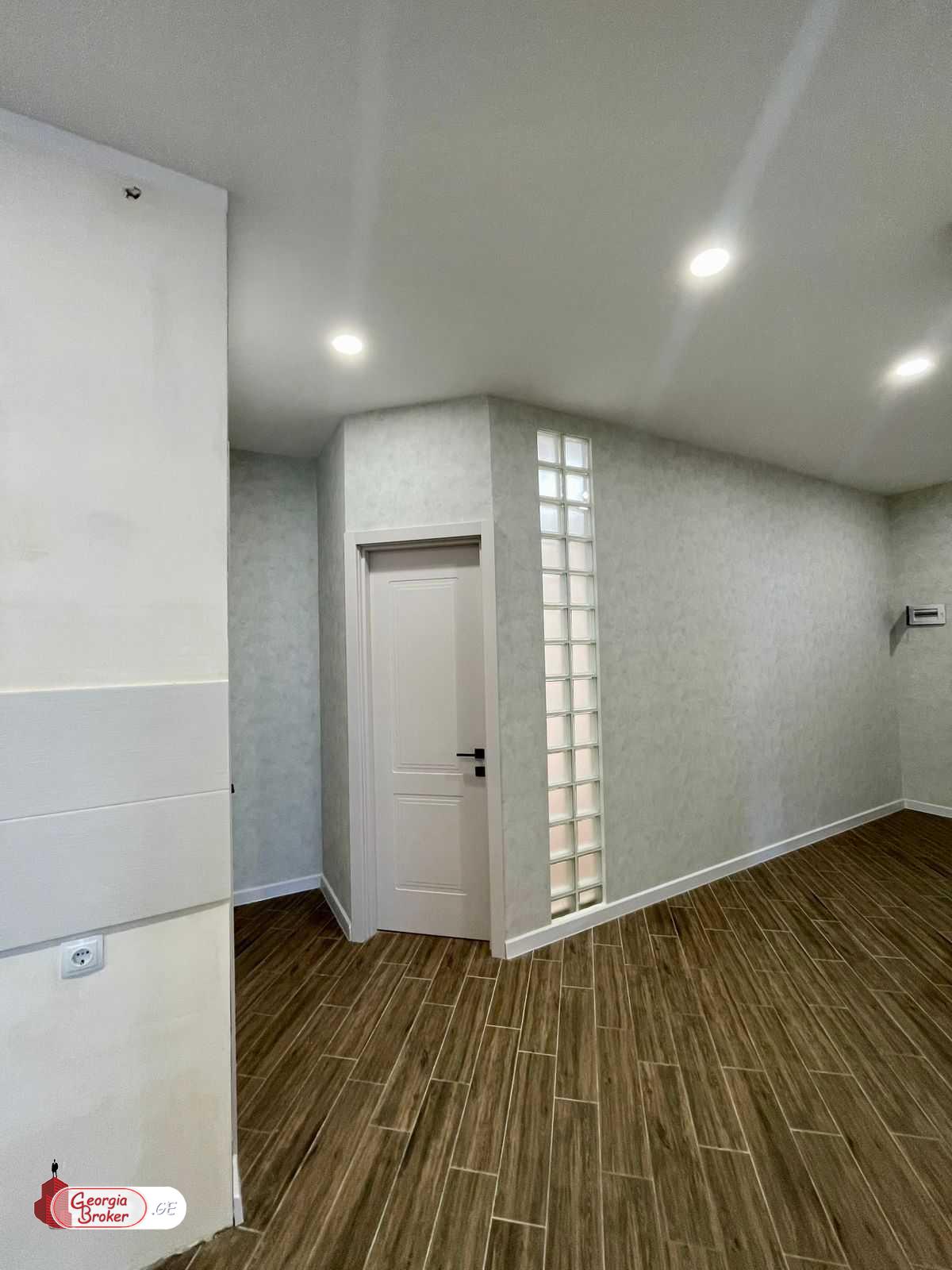 продается квартира с новым ремонтом 4-комнаты