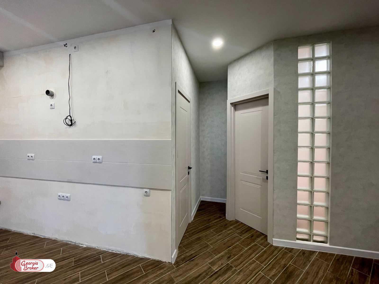 продается квартира с новым ремонтом 4-комнаты