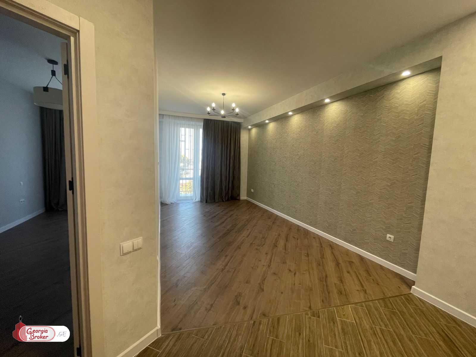 продается квартира с новым ремонтом 4-комнаты