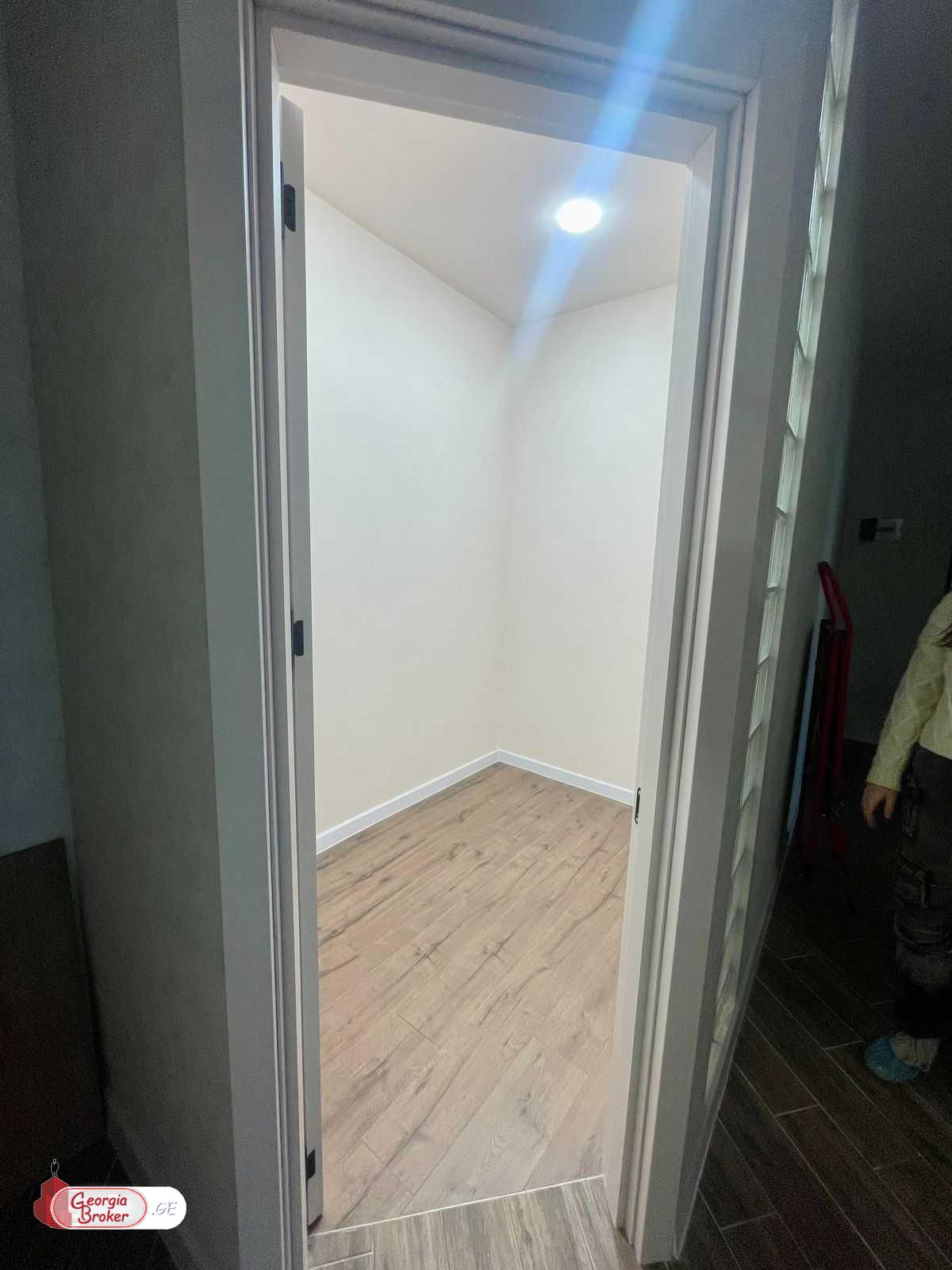 продается квартира с новым ремонтом 4-комнаты