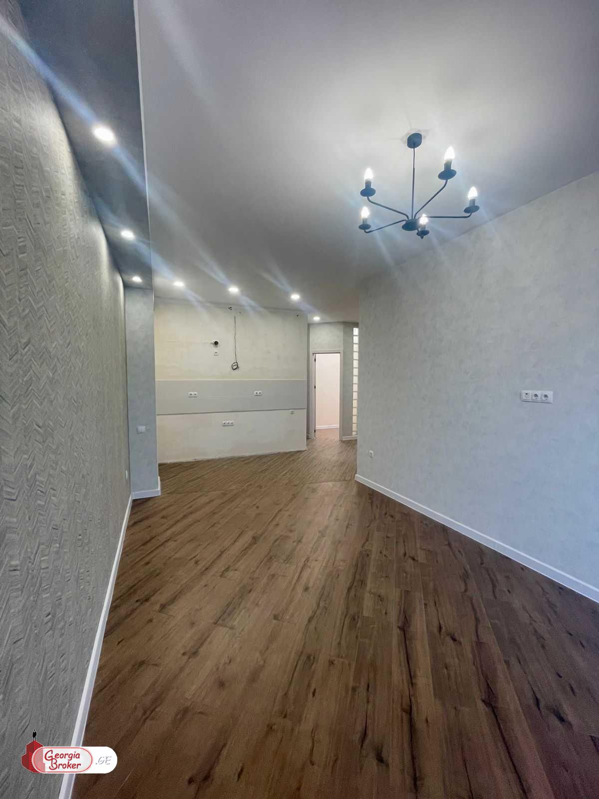 продается квартира с новым ремонтом 4-комнаты