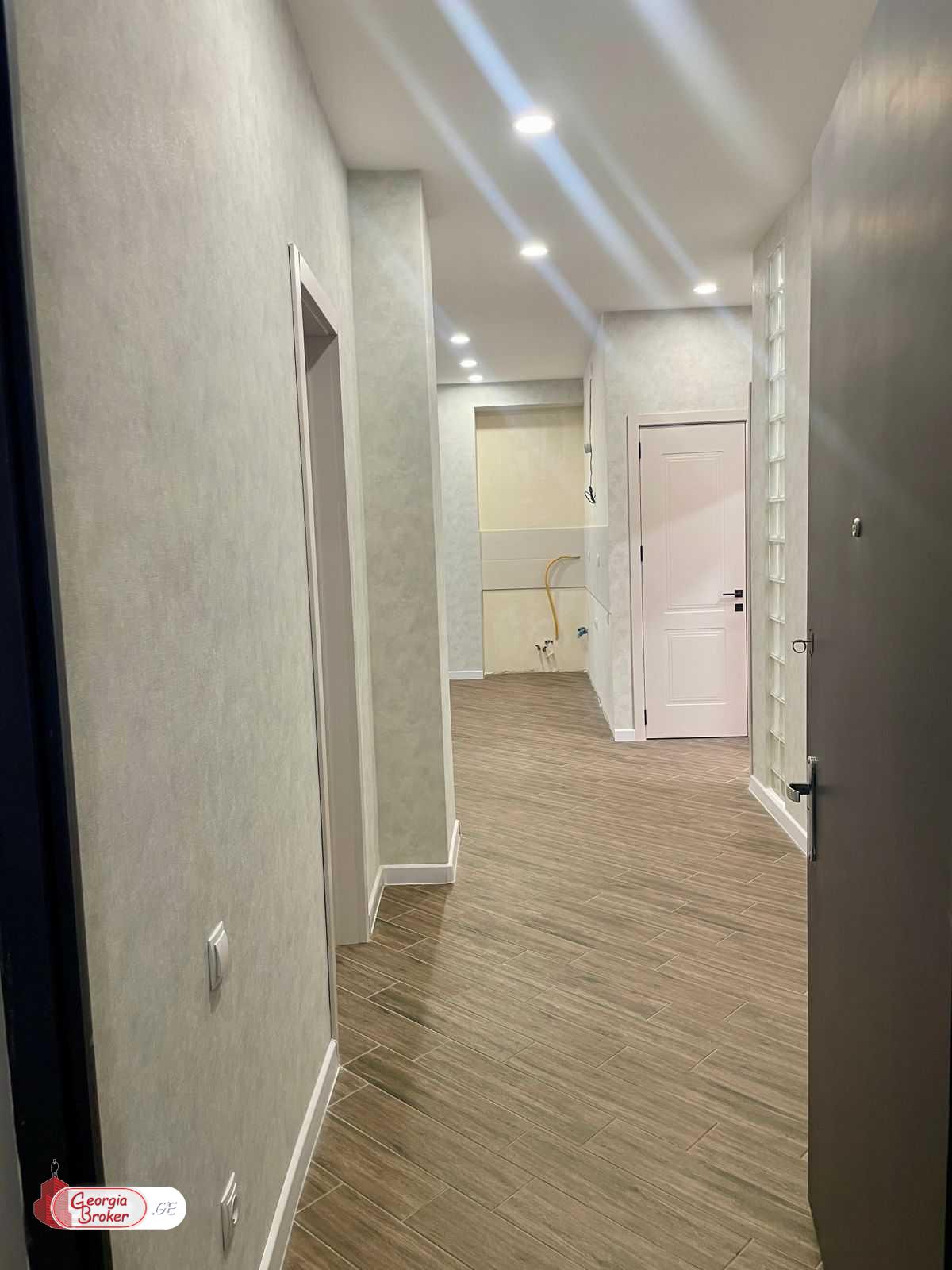 продается квартира с новым ремонтом 4-комнаты