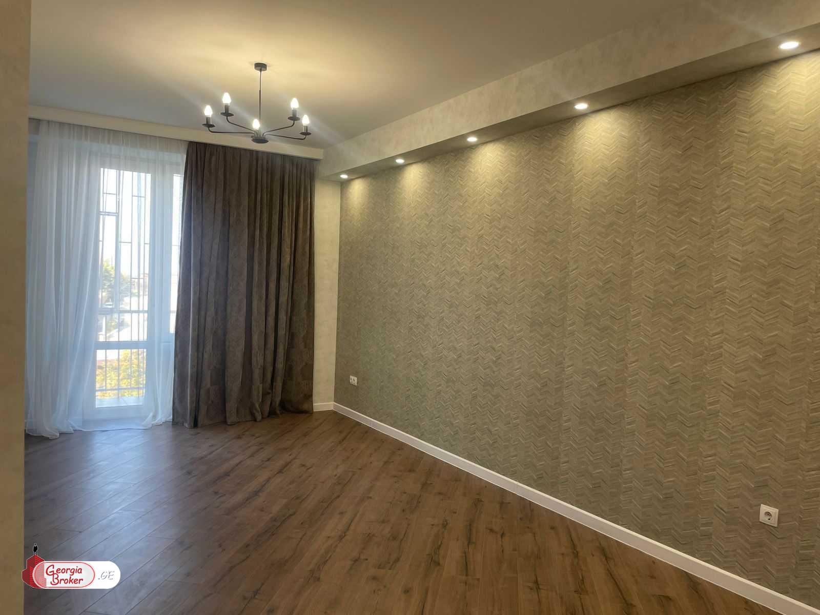 продается квартира с новым ремонтом 4-комнаты