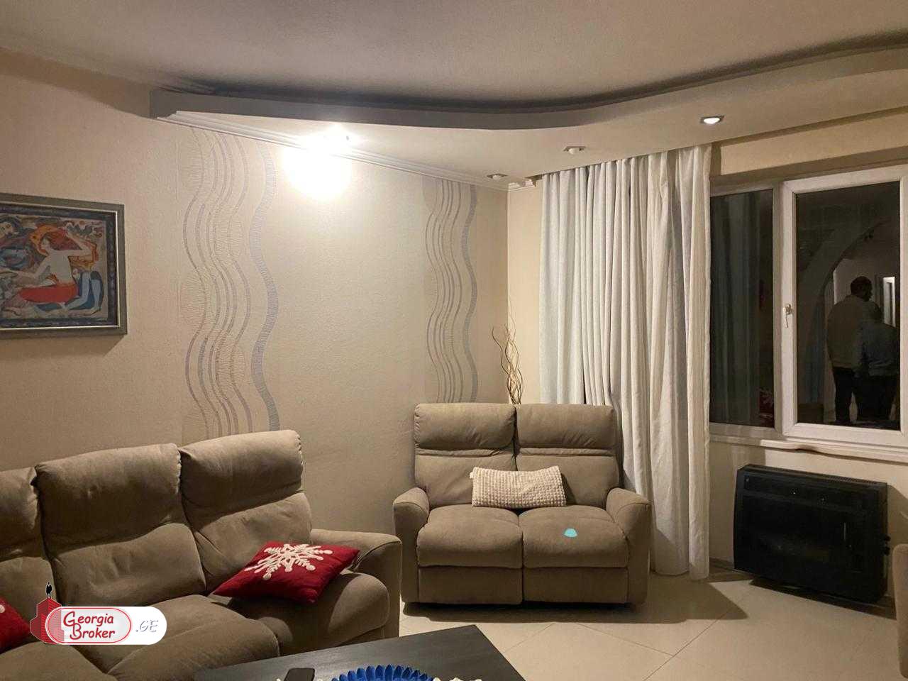 продается квартира с новым ремонтом 4-комнаты