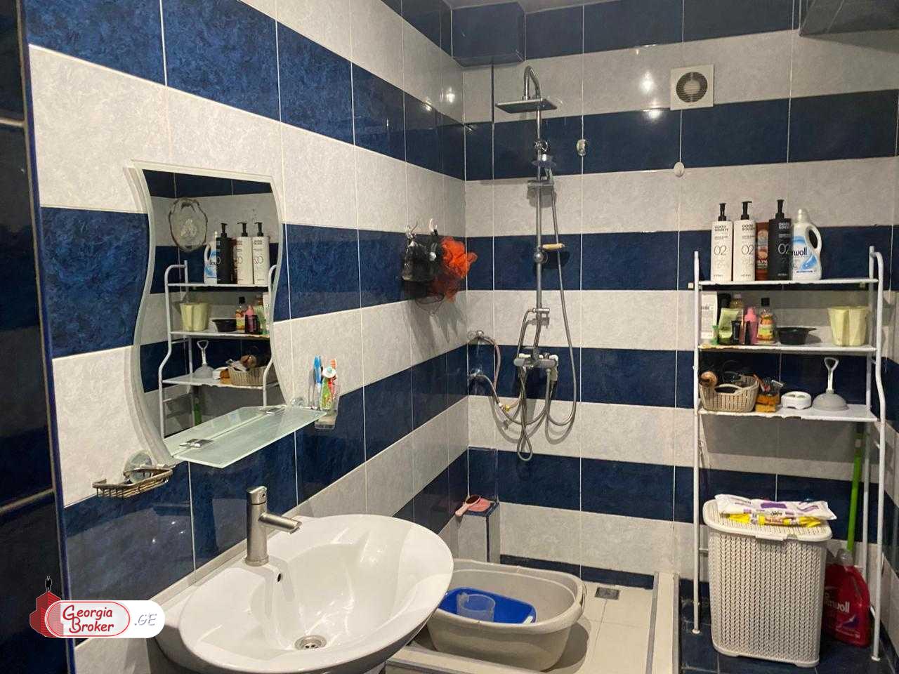 продается квартира с новым ремонтом 4-комнаты