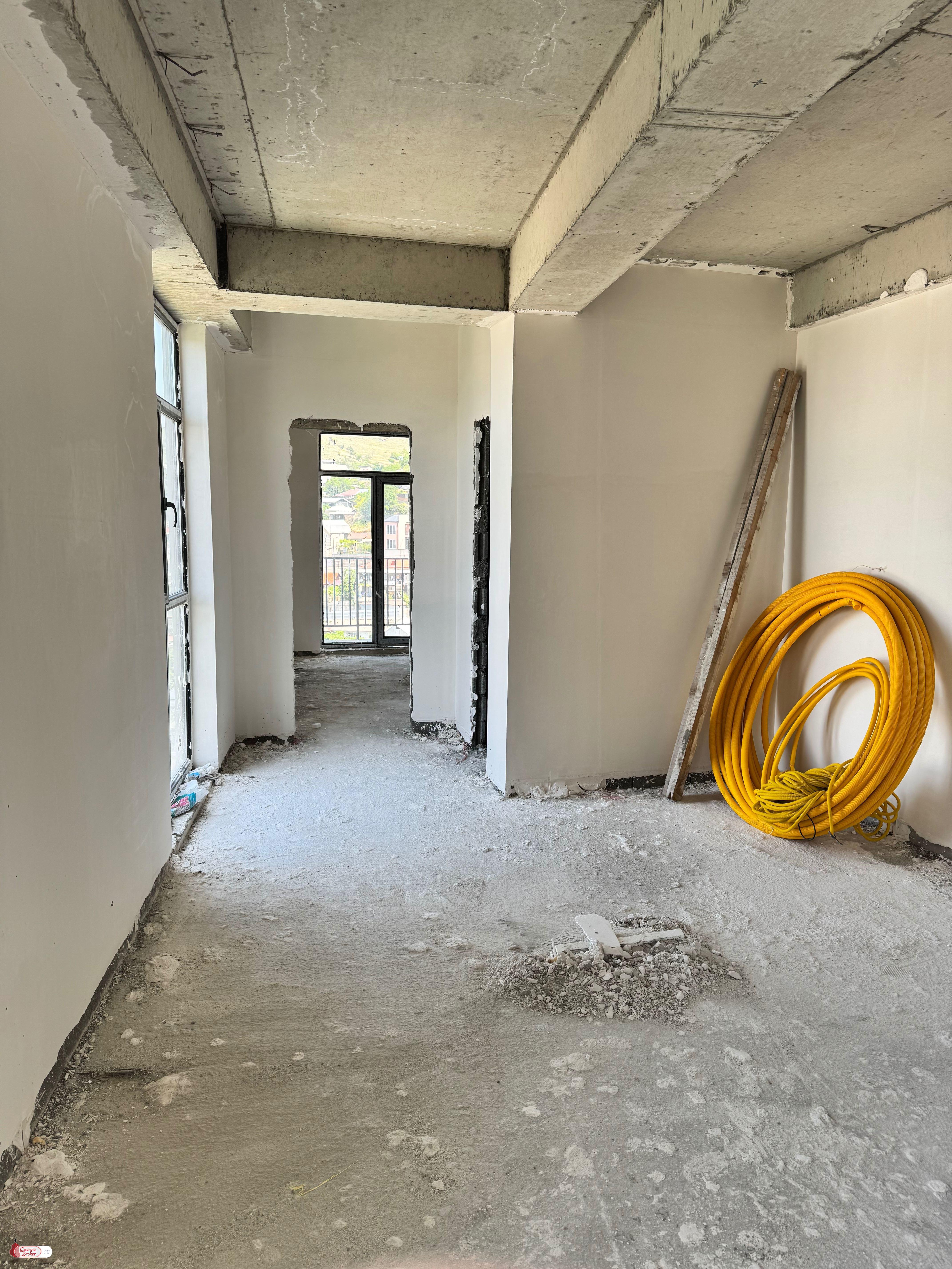 იყიდება ახალი აშენებული 2 ოთახიანი ბინა