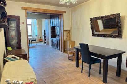 продается квартира со старым ремонтом 3-комнаты