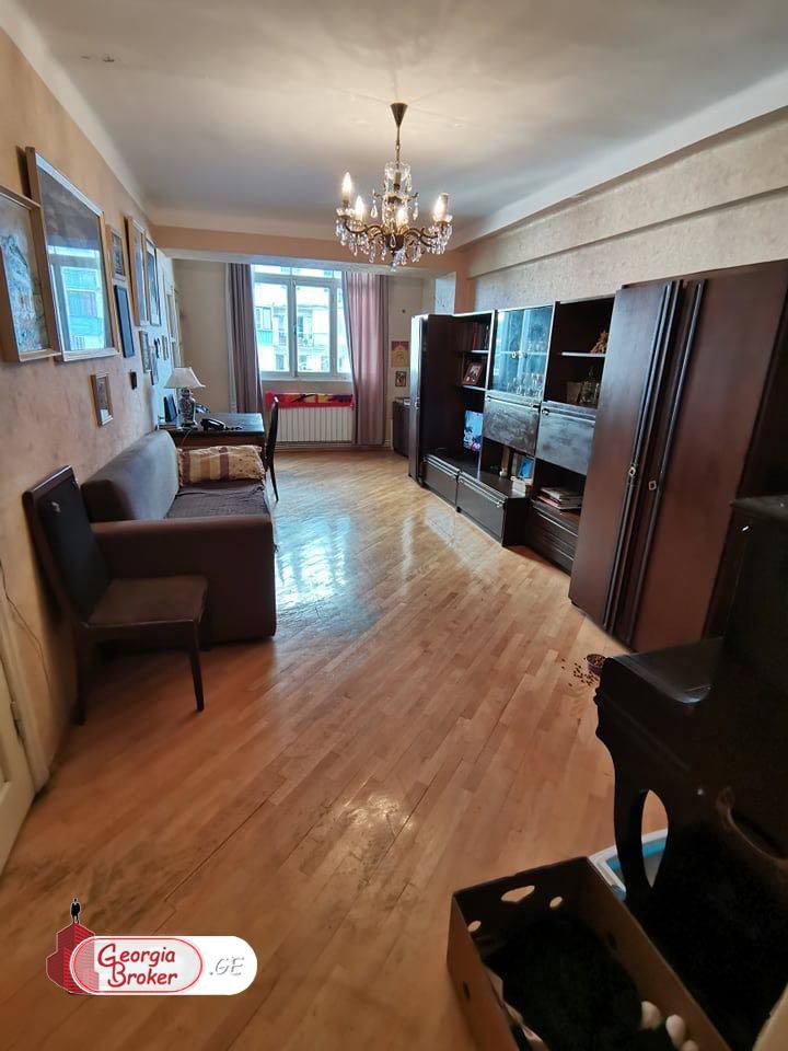 იყიდება ძველი გარემონტებული 3 ოთახიანი ბინა