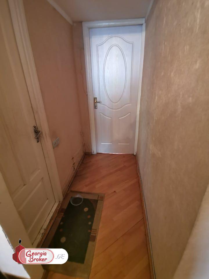 იყიდება ძველი გარემონტებული 3 ოთახიანი ბინა