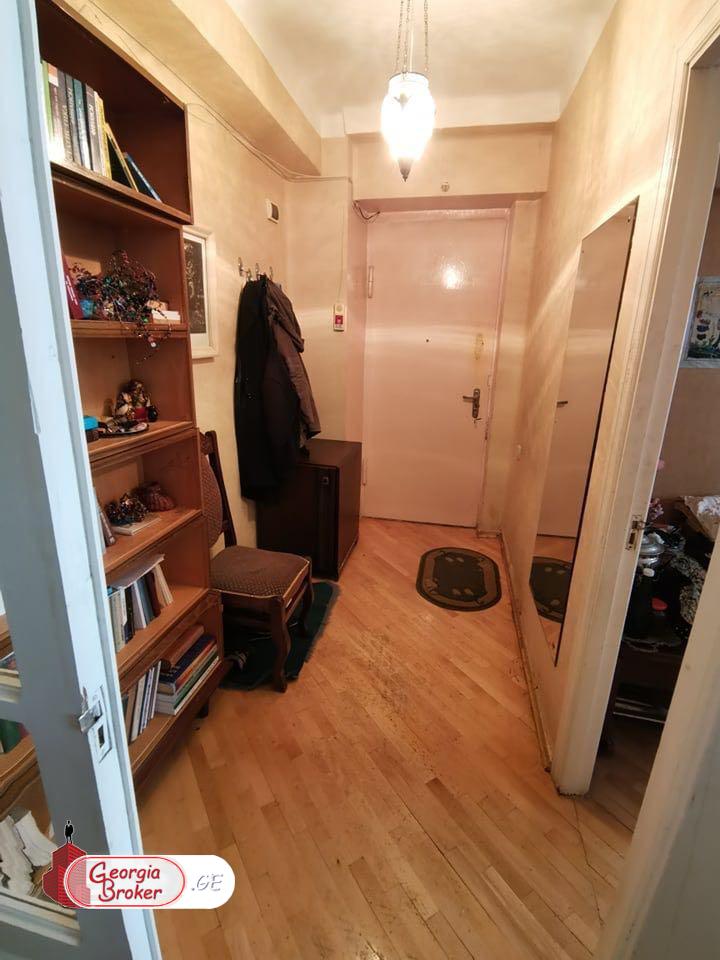 იყიდება ძველი გარემონტებული 3 ოთახიანი ბინა