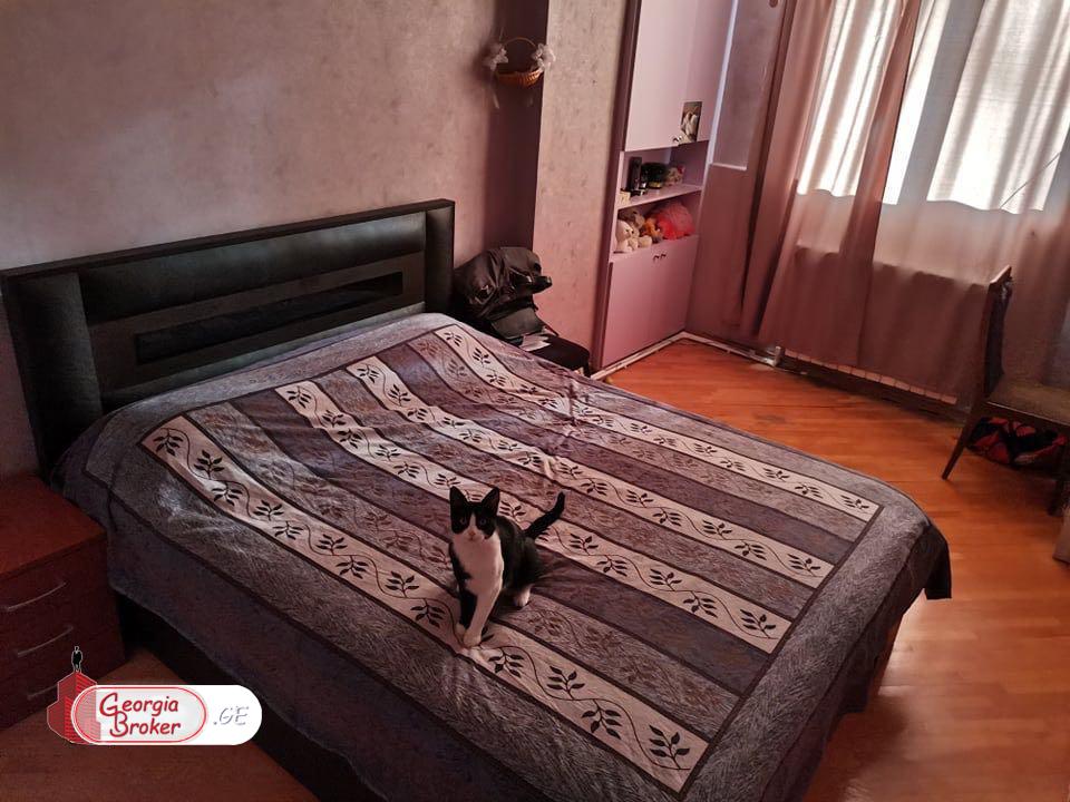 იყიდება ძველი გარემონტებული 3 ოთახიანი ბინა