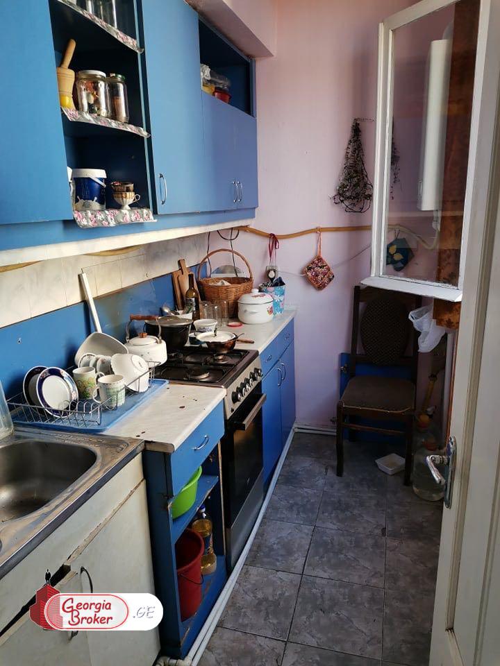 იყიდება ძველი გარემონტებული 3 ოთახიანი ბინა