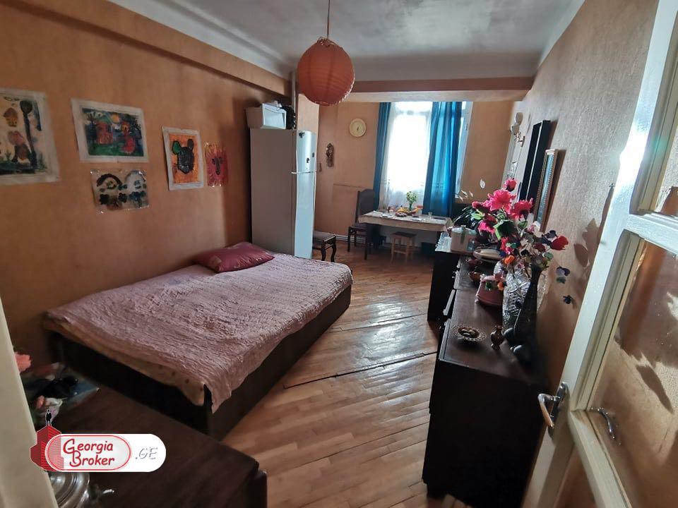 იყიდება ძველი გარემონტებული 3 ოთახიანი ბინა