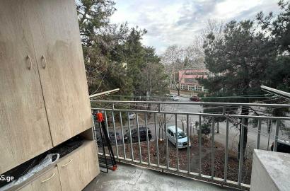 იყიდება ძველი გარემონტებული 3 ოთახიანი ბინა