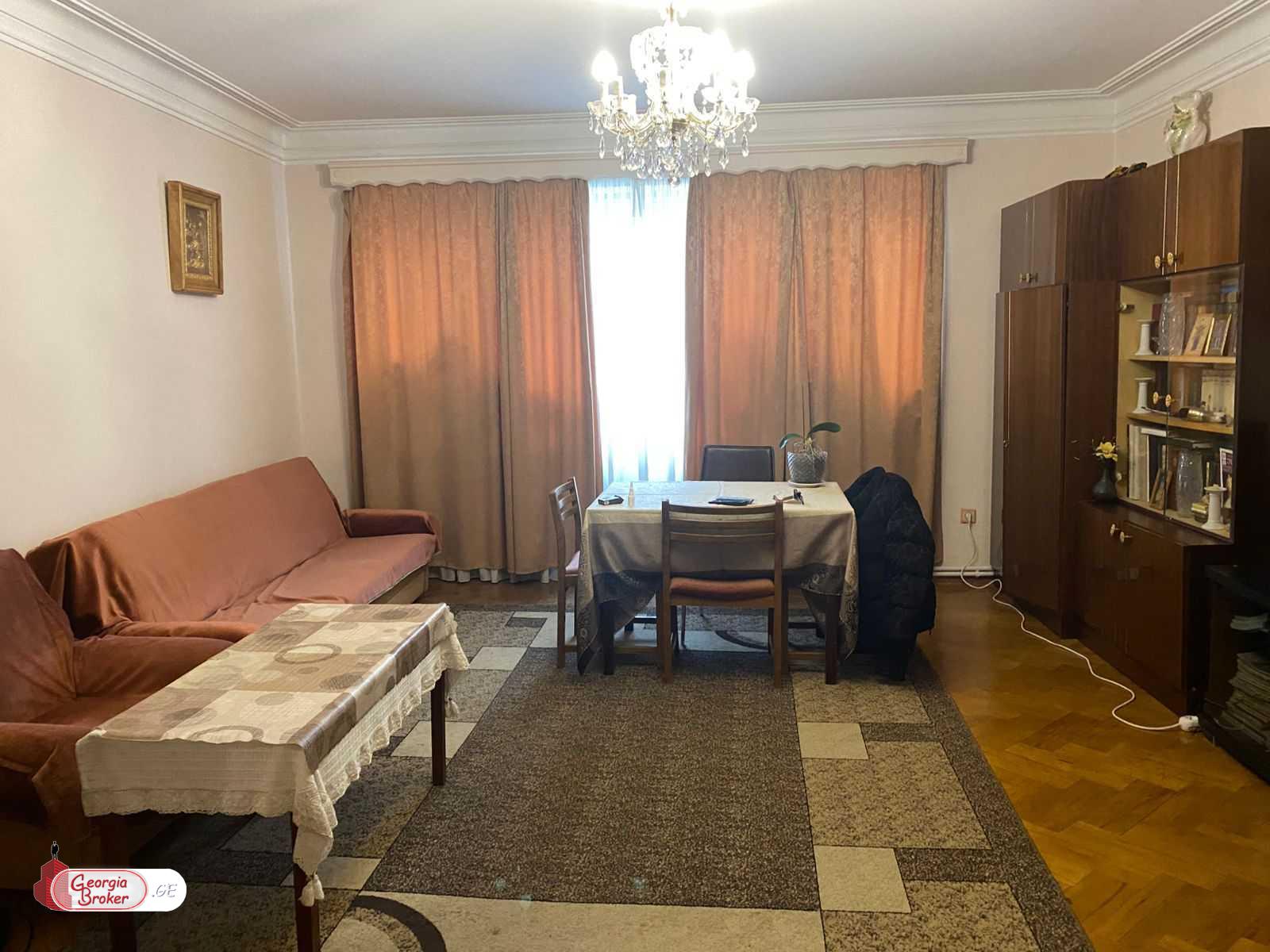 იყიდება ძველი გარემონტებული 3 ოთახიანი ბინა