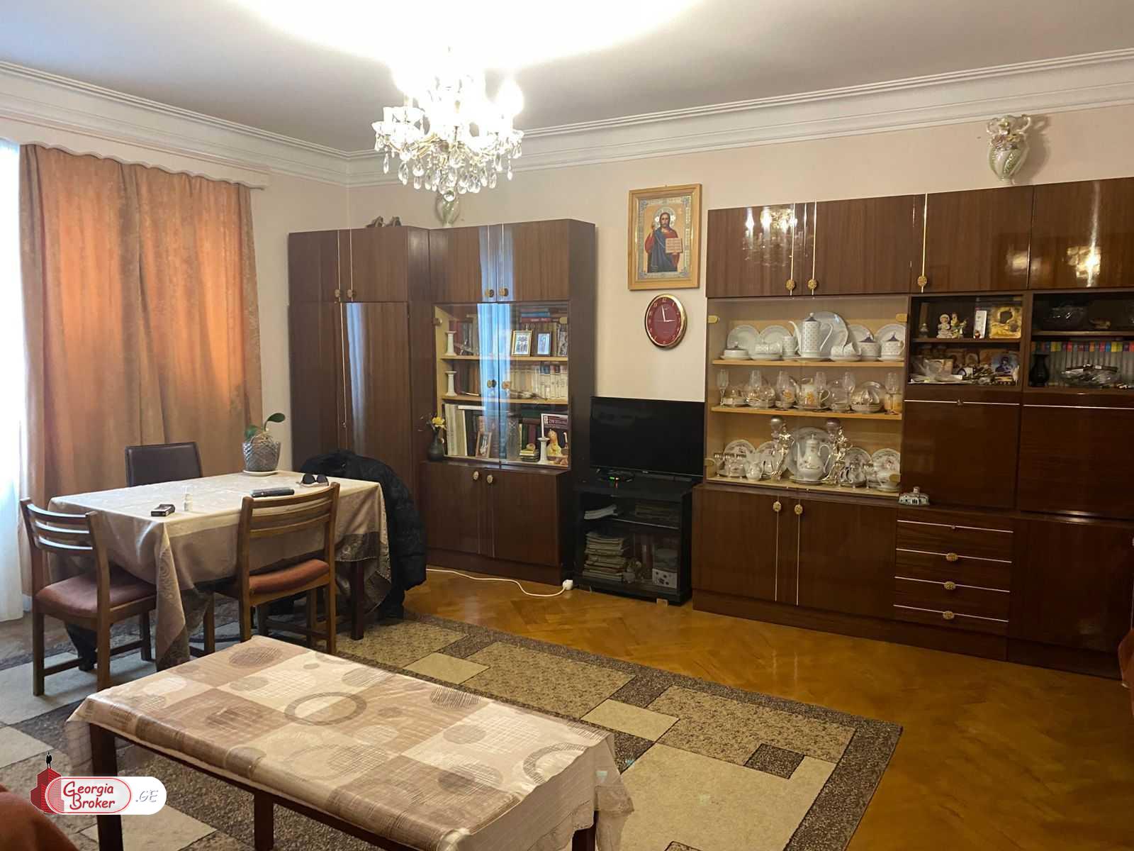 იყიდება ძველი გარემონტებული 3 ოთახიანი ბინა