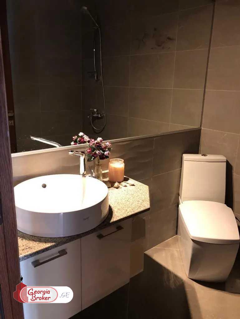 იყიდება ახალი გარემონტებული 7 ოთახიანი ბინა