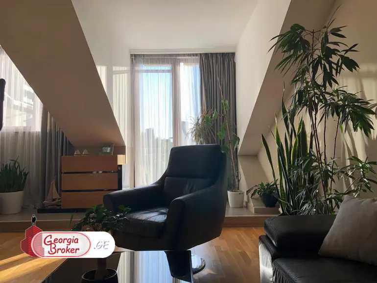 იყიდება ახალი გარემონტებული 7 ოთახიანი ბინა