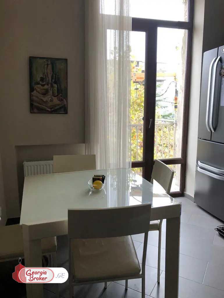 იყიდება ახალი გარემონტებული 7 ოთახიანი ბინა