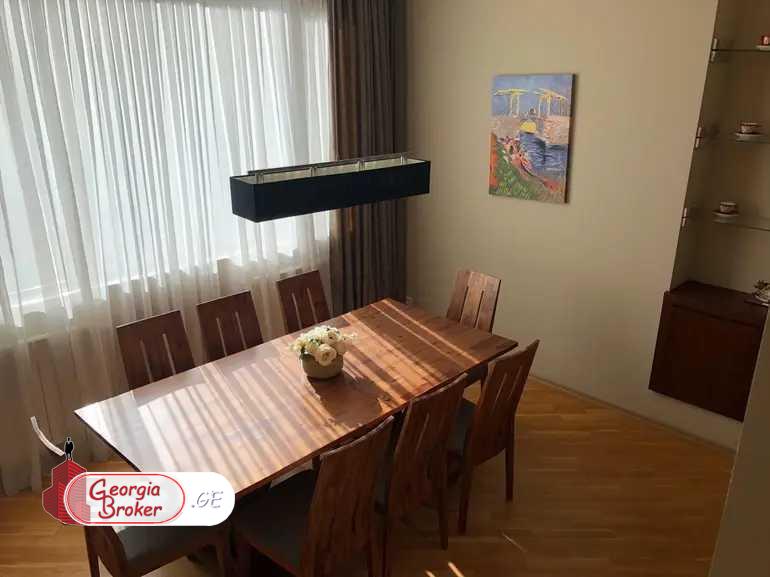 იყიდება ახალი გარემონტებული 7 ოთახიანი ბინა