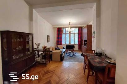 იყიდება ძველი გარემონტებული 4 ოთახიანი ბინა