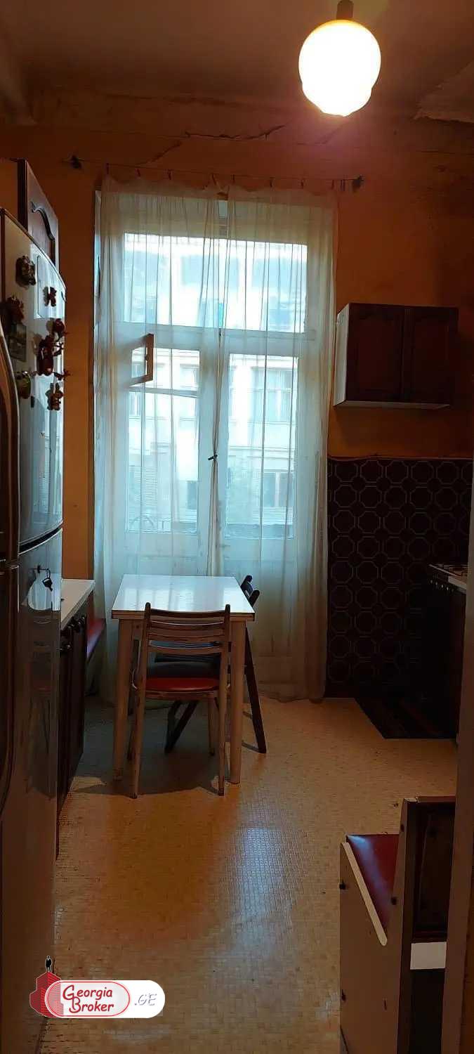 продается квартира со старым ремонтом 4-комнаты