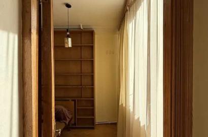 იყიდება ძველი გარემონტებული 5 ოთახიანი ბინა